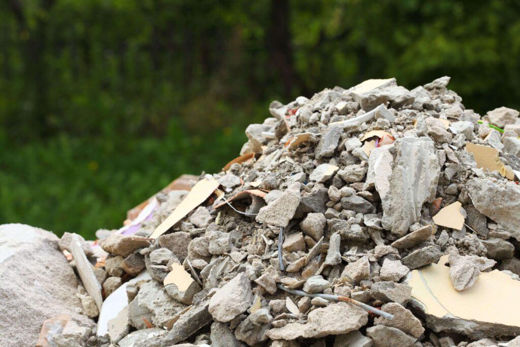 Home 83 Montar um plano de gerenciamento de resíduos da construção civil completo é o que separa uma obra organizada, dentro da lei, de um canteiro parado por causa de multa ambiental. Empresas que estão dando os primeiros passos em um projeto costumam esbarrar justamente nessa burocracia, sem saber quais documentos, etapas e responsáveis precisam constar no papel. Por isso, vale entender tudo o que esse plano deve reunir para funcionar na prática. Plano de gerenciamento de resíduos da construção civil: o que é e para que serve Um plano de gerenciamento de resíduos da construção civil é o documento que reúne, de forma organizada, todas as etapas do descarte de material gerado durante a obra, da geração até a destinação final. Esse documento também é conhecido pela sigla PGRCC e nele constam a estimativa de volume de resíduos, a forma de segregação, os responsáveis por cada etapa e o destino ambientalmente correto de cada tipo de material. Além disso, ele funciona como prova, perante prefeituras e órgãos ambientais, de que a empresa assumiu o compromisso com a gestão de resíduos da obra. Por que sua empresa precisa desse documento logo no início da obra Antes de erguer a primeira parede, vale desenhar como o entulho vai sair do canteiro. Isso porque muitas prefeituras já exigem esse planejamento como condição para liberar a licença de obra, principalmente em projetos de médio e grande porte. Assim, adiar essa etapa costuma gerar atraso no cronograma, retrabalho e até multa por descarte irregular em alguns casos. Além do lado legal, um plano bem feito ajuda a orçar corretamente a remoção de entulho da obra, já que dá para prever quantas caçambas e viagens serão necessárias do começo ao fim da construção. Diagnóstico e classificação dos resíduos: o ponto de partida O primeiro passo de qualquer plano é mapear o que a obra vai gerar, já que cada material tem uma rota diferente de descarte. A Resolução Conama 307 organiza os resíduos da construção civil em quatro classes, e é isso que o diagnóstico inicial precisa cobrir: Classe A: resíduos recicláveis, como concreto, tijolo, telha e argamassa Classe B: papel, plástico, vidro, metal e madeira Classe C: materiais sem tecnologia viável de reciclagem, como gesso Classe D: resíduos perigosos, como tintas, solventes e amianto Conhecer bem essas classes de resíduos evita que materiais incompatíveis sejam misturados na mesma caçamba, um cuidado que já detalhamos neste guia sobre resíduos de construção civil e que compromete toda a reciclagem posterior quando ignorado. Imagem de Multilix Um plano de gerenciamento de resíduos da construção civil bem elaborado é essencial para manter a obra organizada, cumprir a legislação e evitar multas ou paralisações por irregularidades ambientais. Etapas de segregação, acondicionamento e transporte Depois de classificar, o plano precisa detalhar como cada resíduo será separado, armazenado e retirado do canteiro. Na prática, isso significa reservar pontos fixos de descarte de resíduos, identificar as baias por cor ou etiqueta e definir a frequência de coleta de acordo com o ritmo da obra. Da mesma forma, é preciso indicar o meio de transporte de cada carga, já que o material precisa seguir acompanhado do Certificado de Transporte de Resíduos, o CTR, documento que comprova origem e destino de tudo o que sai da obra. Sem esse controle, a empresa fica exposta caso o transportador faça o descarte de forma irregular. Documentação e exigências legais que não podem faltar Além do plano em si, algumas obras precisam se cadastrar como grandes geradoras de resíduos, principalmente quando o volume ultrapassa os limites definidos pelo município. Esse cadastro de grande gerador de resíduos sólidos costuma ser exigido junto com a licença ambiental e evita autuações durante fiscalizações. Vale lembrar ainda que o plano deve indicar a Área de Transbordo e Triagem responsável por receber o material, já que a destinação final também precisa constar formalmente no documento. Dessa forma, toda a cadeia, da obra até o destino final, fica rastreável. Como estruturar o plano de gerenciamento de resíduos da construção civil na prática Na hora de montar o documento, alguns itens não podem ficar de fora. Confira o checklist básico de um plano completo: estimativa de volume e tipo de resíduos gerados por etapa da obra pontos de segregação e acondicionamento dentro do canteiro equipamentos usados, seguindo o mesmo cuidado descrito no descarte de entulho feito corretamente responsáveis técnicos por cada etapa do processo destino final de cada classe de resíduo, com o nome da ATT licenciada Assim, sempre que a fiscalização pedir o documento, a empresa apresenta um material completo, sem improviso. Erros comuns que atrasam a aprovação do plano Um erro recorrente é subestimar o volume de resíduos gerado, o que obriga a empresa a contratar coleta extra às pressas e atrasa o cronograma. Outro problema comum é misturar entulho com agregados reciclados que poderiam ser reaproveitados, perdendo a chance de reduzir custo com material novo, como areia para aterro. Além disso, muitas obras deixam a escolha do fornecedor para a última hora, o que compromete toda a logística. Por fim, ignorar a atualização periódica do plano conforme a obra avança também é um deslize frequente, já que o volume de resíduos muda a cada fase da construção. Conte com a Multilix para colocar seu plano de gerenciamento de resíduos da construção civil em prática Aqui na Multilix, entendemos que ter o documento no papel é só metade do caminho. Afinal, a outra metade é executar cada etapa com um parceiro de confiança. Contamos com mais de duas décadas transportando e destinando resíduos em nossa própria Área de Transbordo e Triagem, devidamente licenciada, seja com caçamba estacionária, caminhão basculante ou sistema roll-on/roll-off. Dessa forma, sua obra ganha agilidade, segurança jurídica e a garantia de seguir à risca a gestão de resíduos exigida por lei. Quer aprofundar o assunto? Confira mais conteúdos no nosso blog e planeje sua obra sem surpresas.